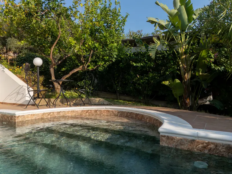 Esterni e piscina, 7