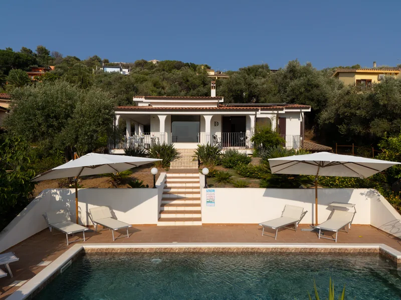 Esterni e piscina, 9