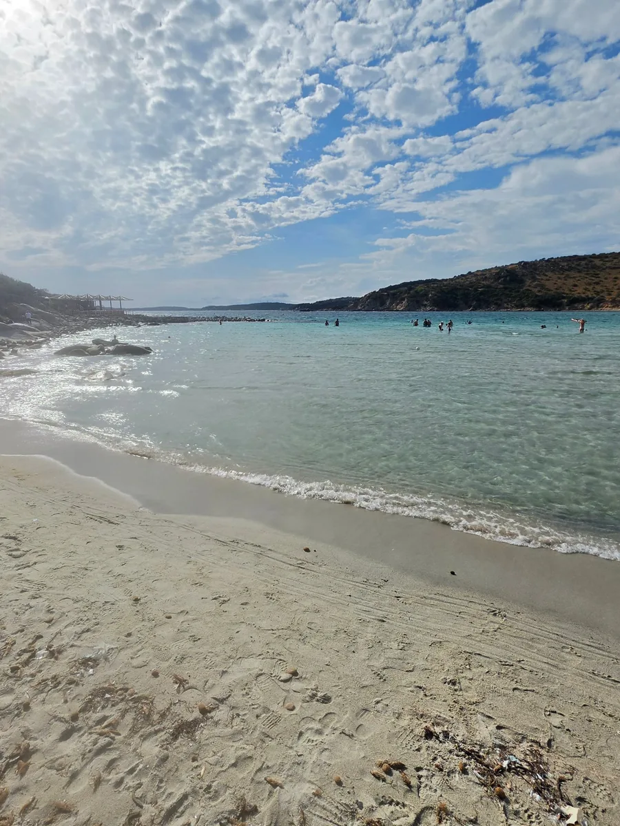 Heller Sandstrand mit türkisem Wasser